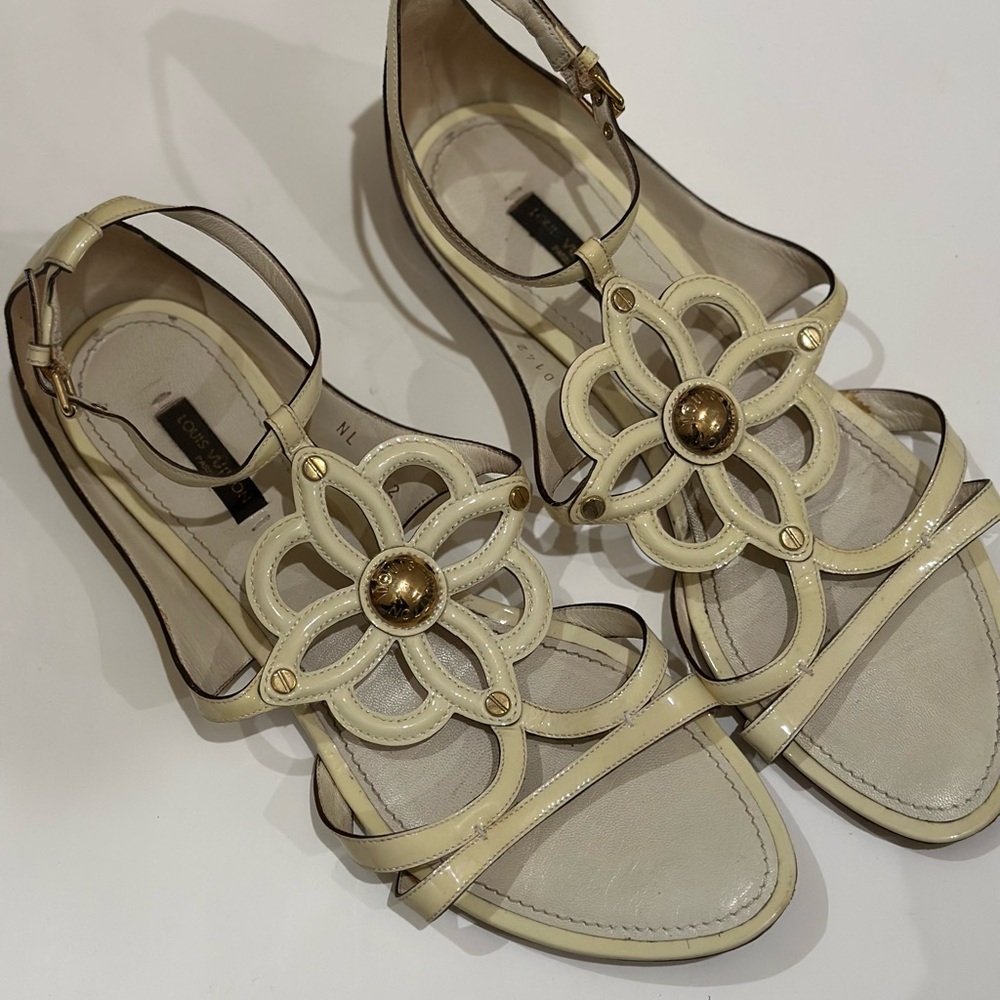 Preowned Louis Vuitton Patent Leather Flat Sandals
